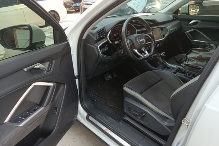 Audi Q3 2023 car image #16