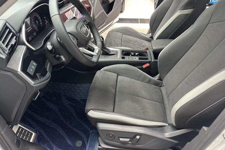 Audi Q3 2022 car image #25