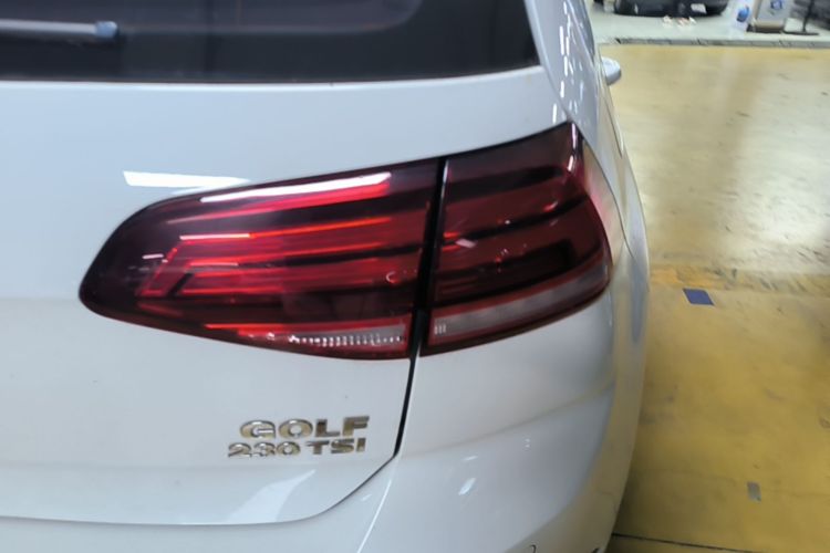 Volkswagen Golf 2018 car image #8