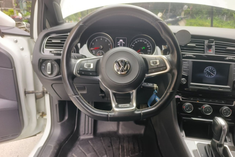 Volkswagen Golf 2018 car image #15