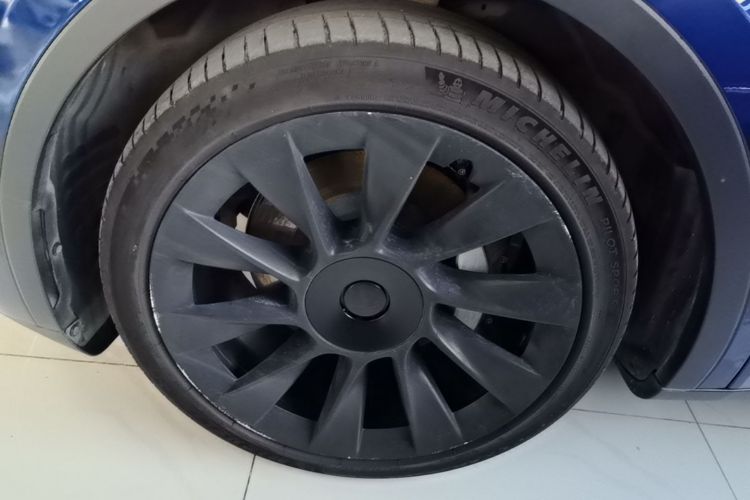 Tesla Model Y 2021 car image #9
