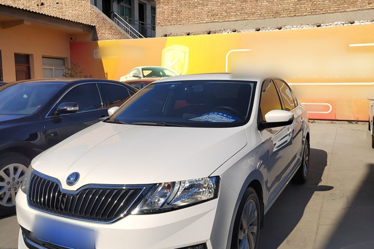 Skoda Rapid 2017 car image #2