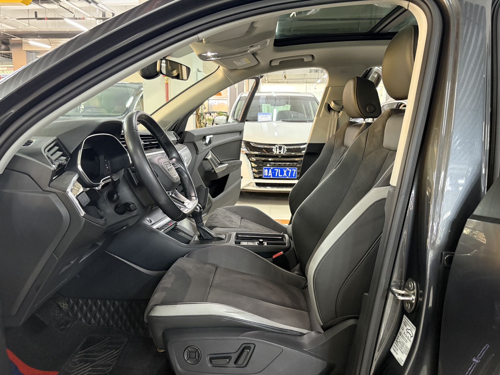 Audi Q3 2022 car image #4