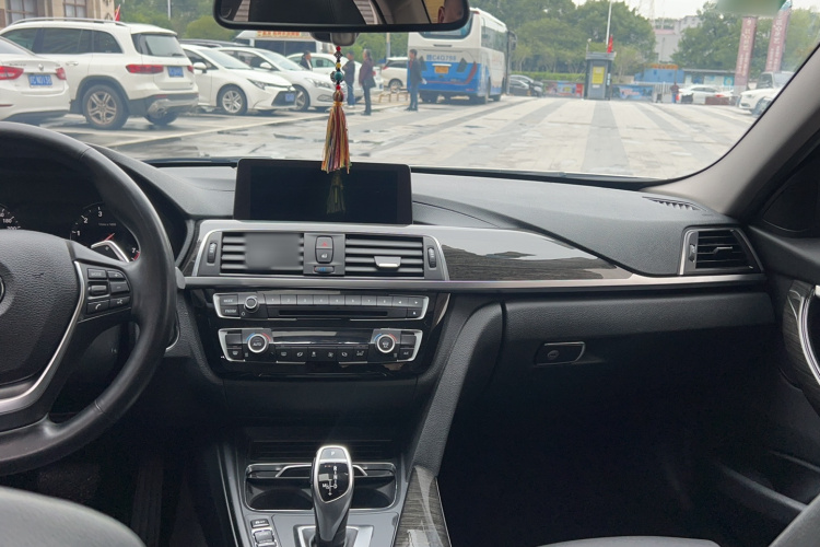 BMW 3 Series 2018 car image #25