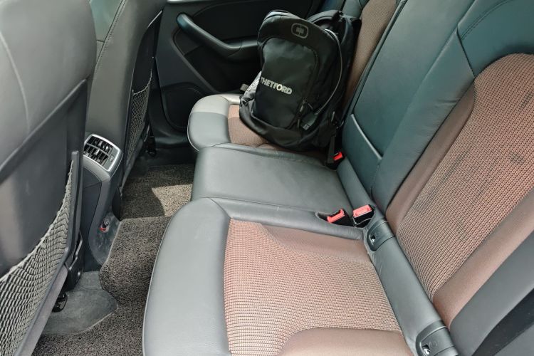 Audi Q3 2018 car image #17