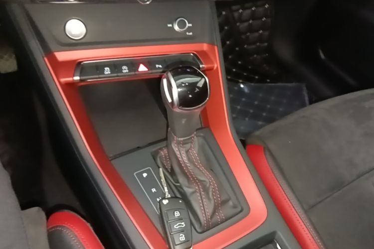 Audi Q3 2019 car image #14