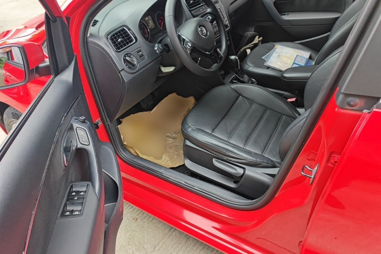 Volkswagen Polo 2015 car image #16