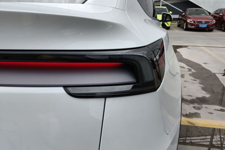 Tesla Model Y 2025 #8 Tesla Model Y 2025 car image #8