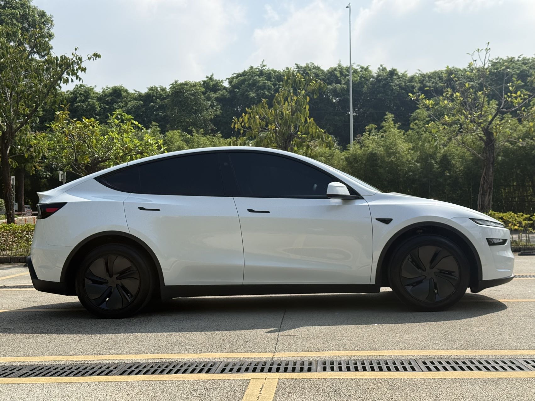Tesla Model Y 2026 car image #13