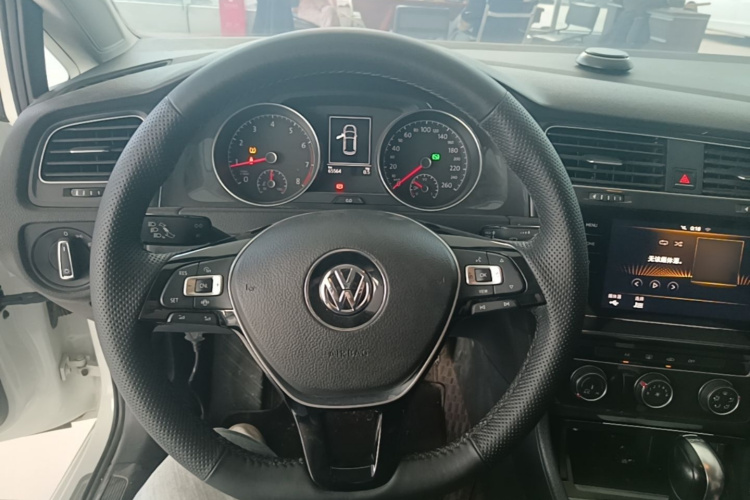 Volkswagen Golf 2020 car image #11