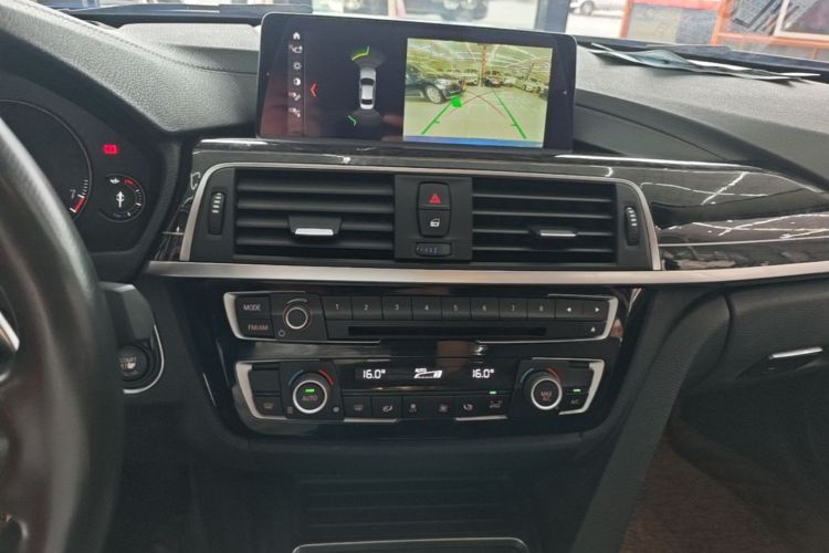 BMW 3 Series 2018 car image #13
