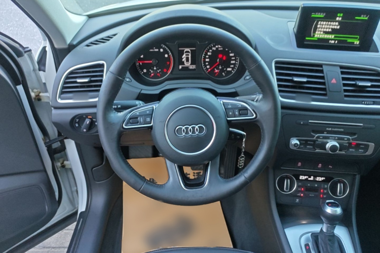 Audi Q3 2016 car image #11