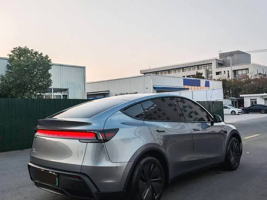 Tesla Model Y 2025 #10 Tesla Model Y 2025 car image #10