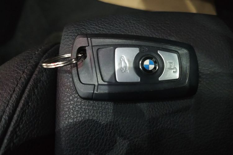 BMW 3 Series 2018 car image #9