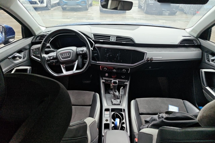 Audi Q3 2020 car image #7