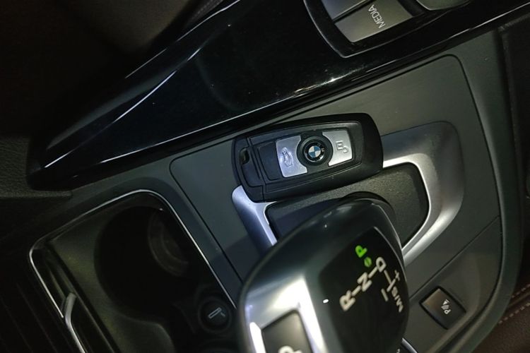 BMW 3 Series 2018 #14 BMW 3 Series 2018 car image #14