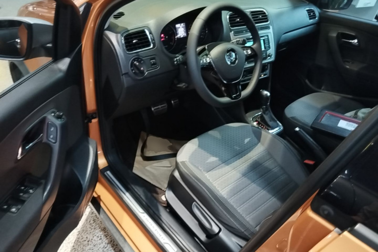 Volkswagen Polo 2015 car image #16