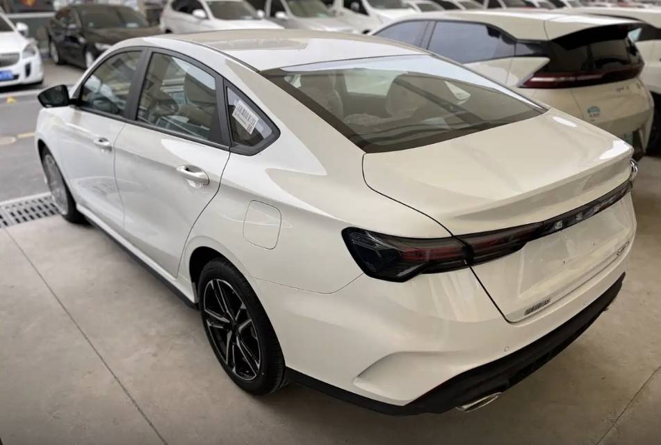 GEELY Binray 2026 car image #3