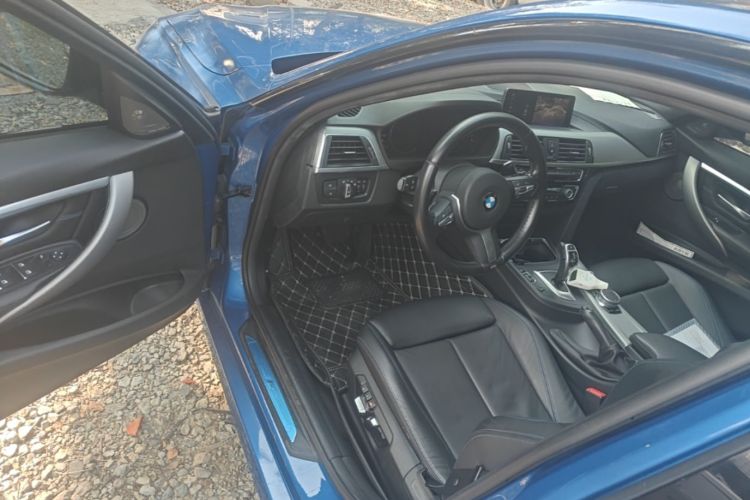 BMW 3 Series 2019 car image #16