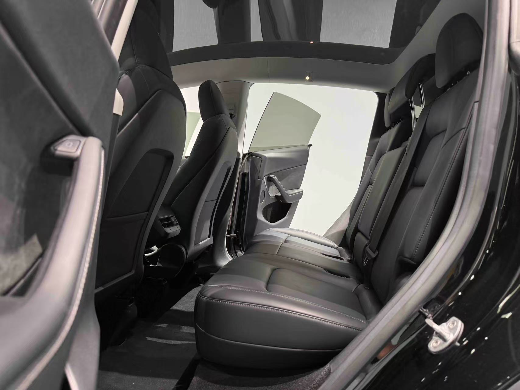 Tesla Model Y 2023 car image #10
