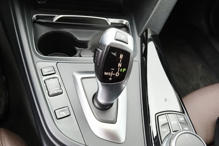 BMW 3 Series 2019 car image #16