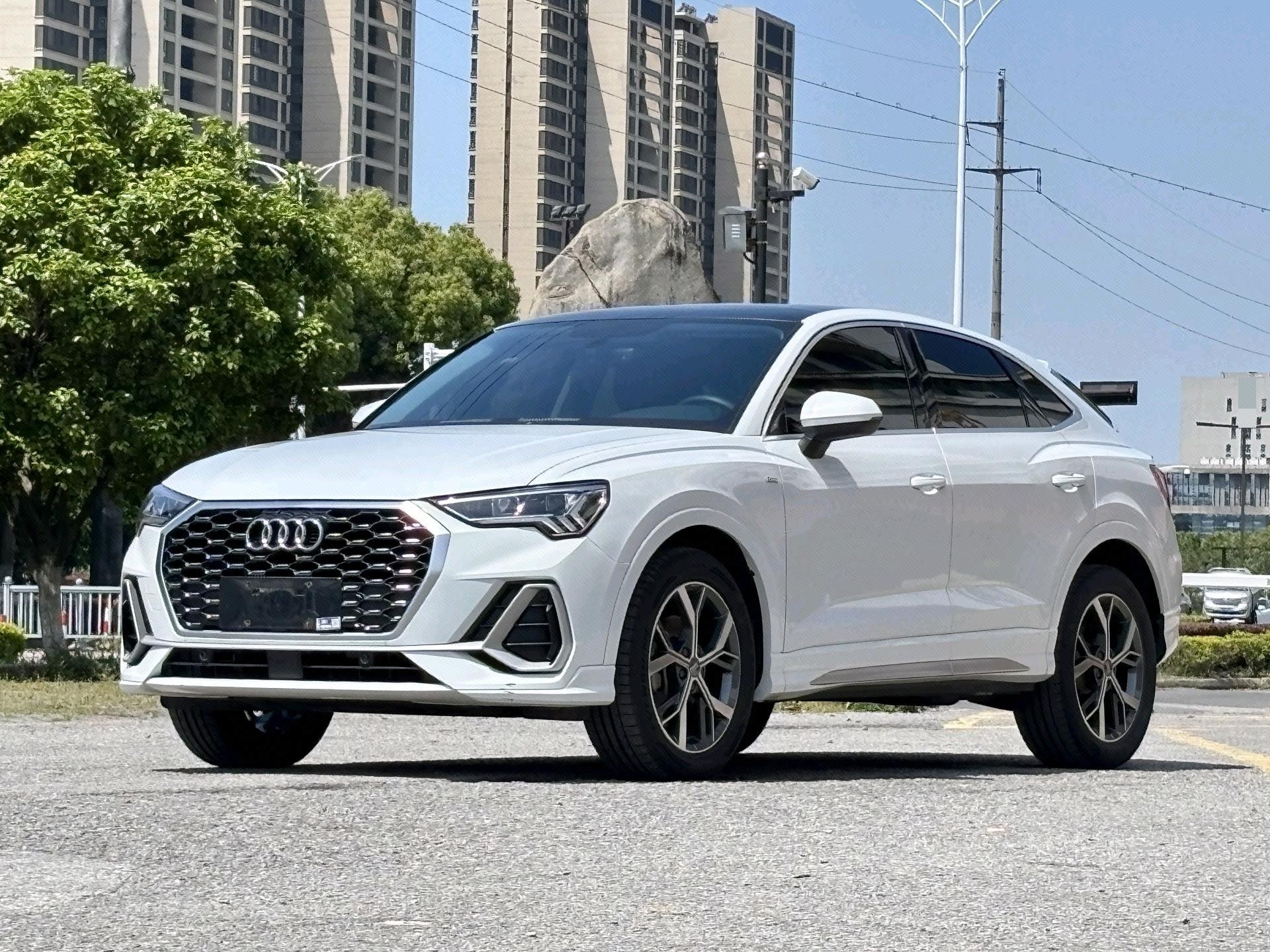 Audi Q3 2021 car image 
