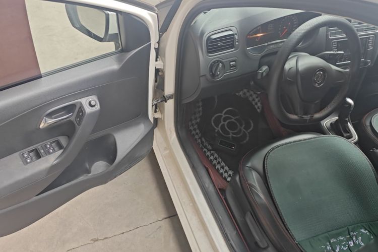 Volkswagen Polo 2017 car image #16