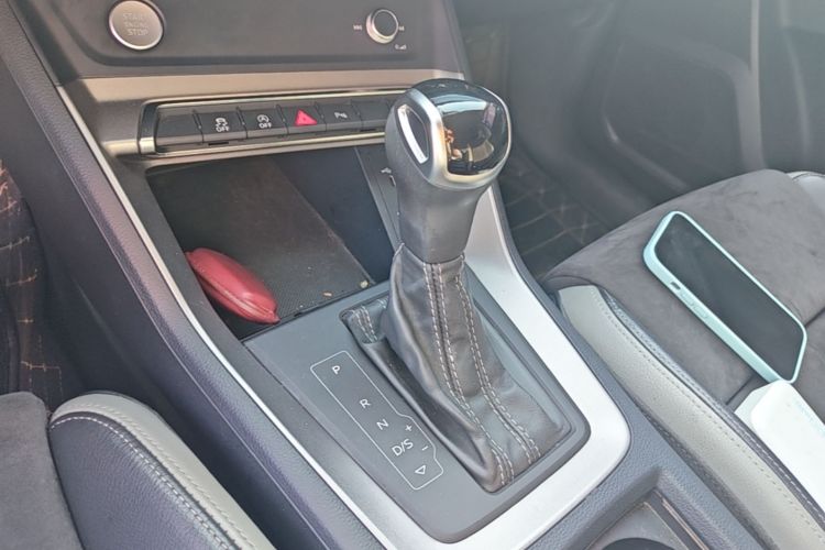 Audi Q3 2019 car image #18