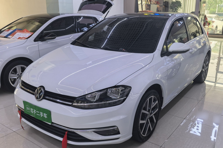 Volkswagen Golf 2018 car image #2