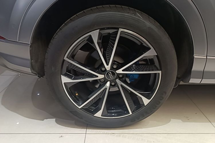 Audi Q3 2023 car image #10