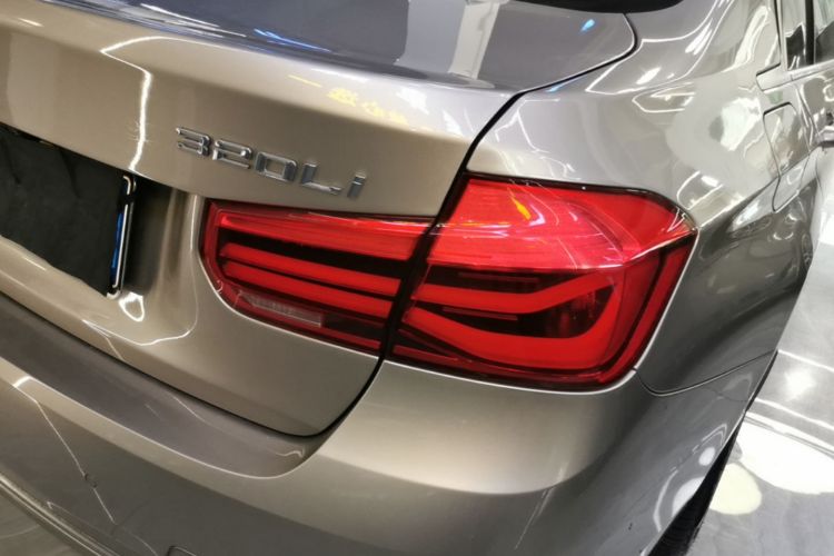 BMW 3 Series 2018 car image #8