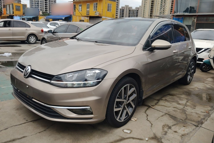 Volkswagen Golf 2018 car image #2