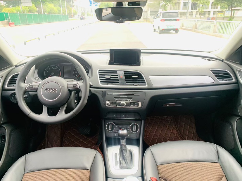 Audi Q3 2019 car image #9