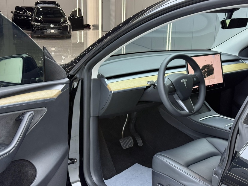 Tesla Model Y 2023 #3 Tesla Model Y 2023 car image #3