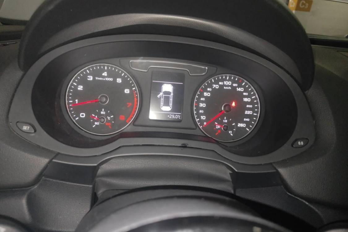 Audi Q3 2018 car image #26