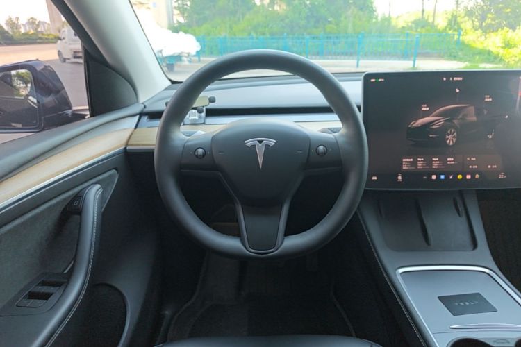 Tesla Model Y 2023 immagine di auto #15