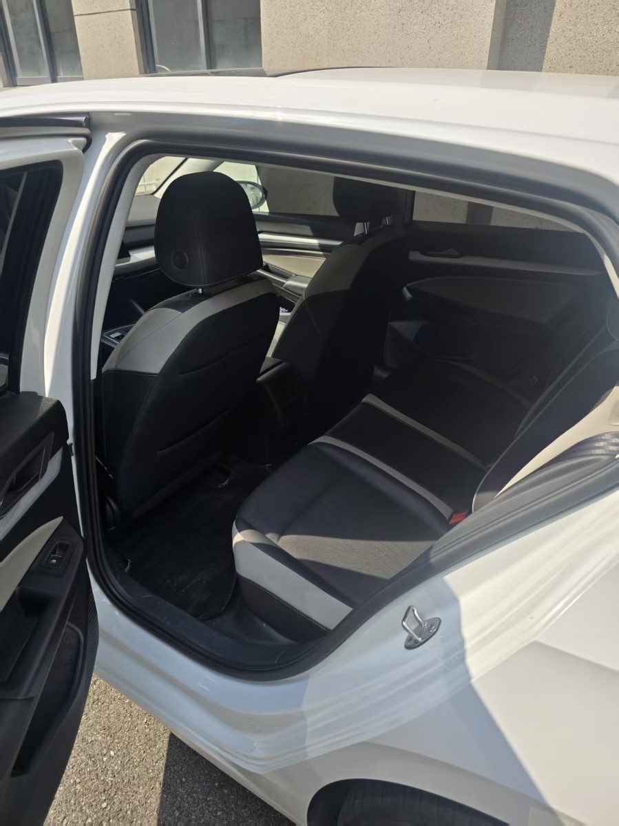 Volkswagen Golf 2023 car image #3