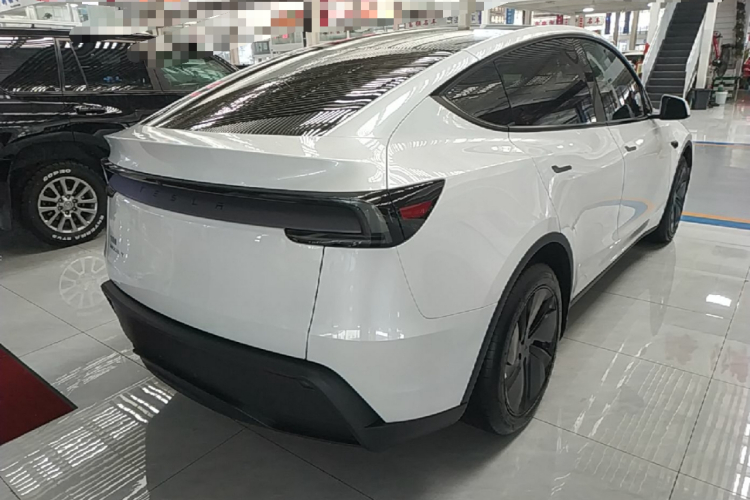 Tesla Model Y 2025 #7 Tesla Model Y 2025 car image #7