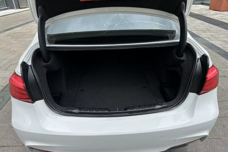 BMW 3 Series 2018 car image #22