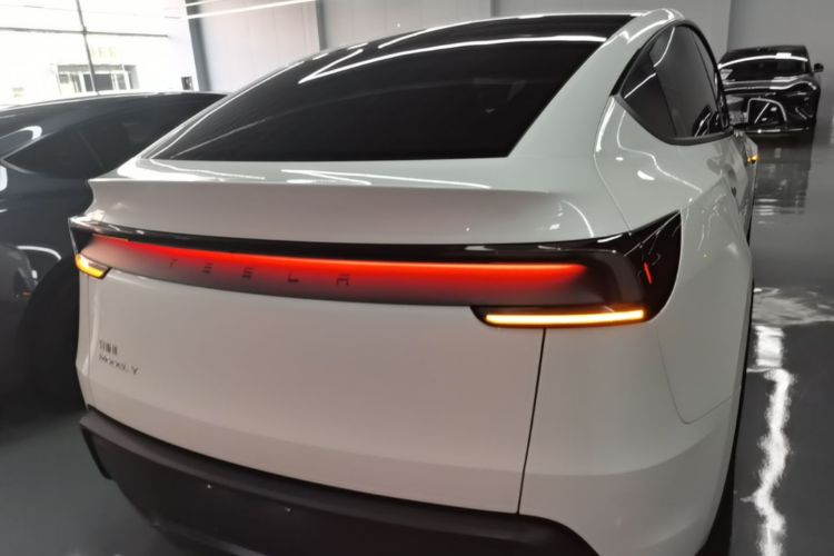 Tesla Model Y 2025 car image #6