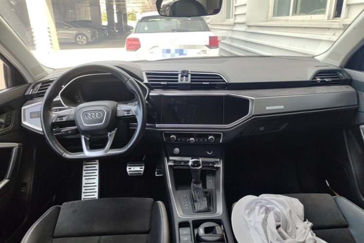 Audi Q3 2019 car image #11