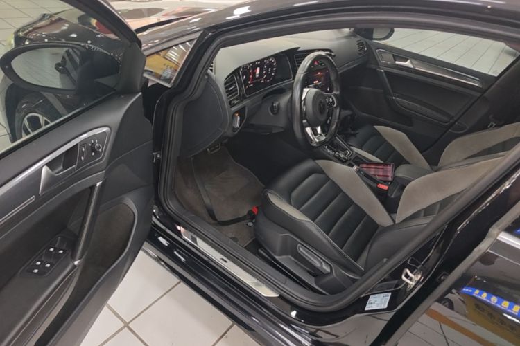 Volkswagen Golf 2020 car image #16