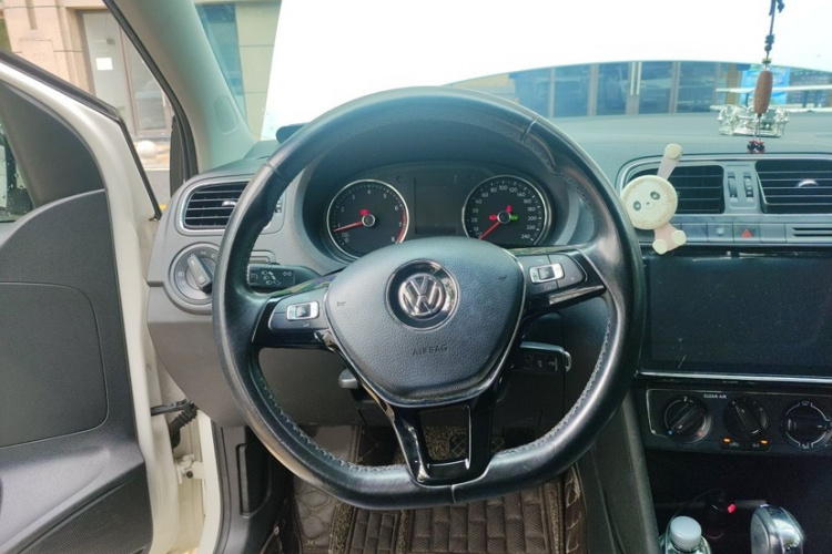 Volkswagen Polo 2017 car image #11
