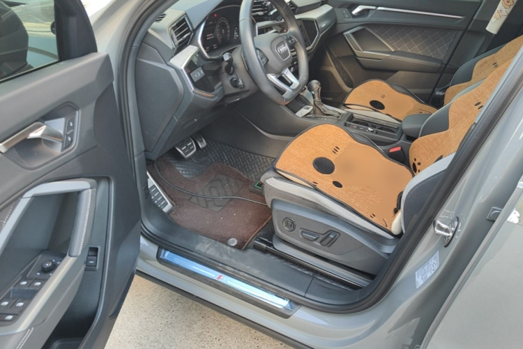 Audi Q3 2025 car image #16