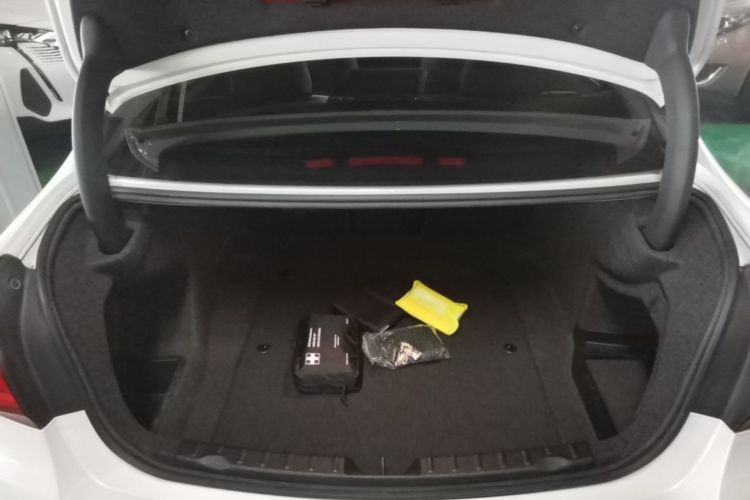 BMW 3 Series 2018 car image #21