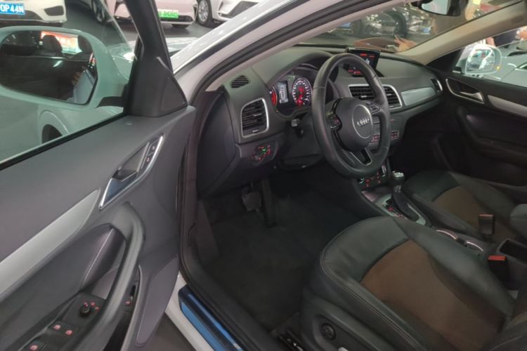 Audi Q3 2017 car image #16