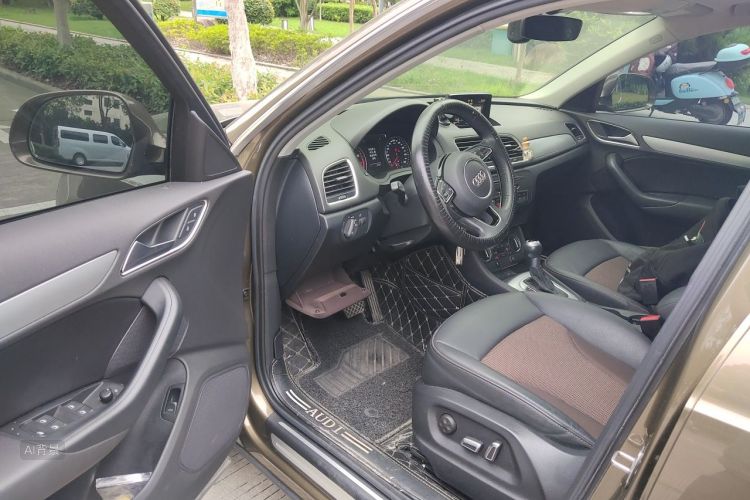 Audi Q3 2019 car image #18