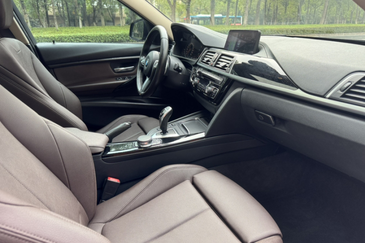 BMW 3 Series 2019 car image #11