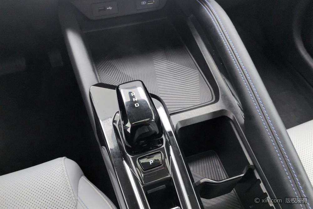 GEELY Coolray 2025 car image #15