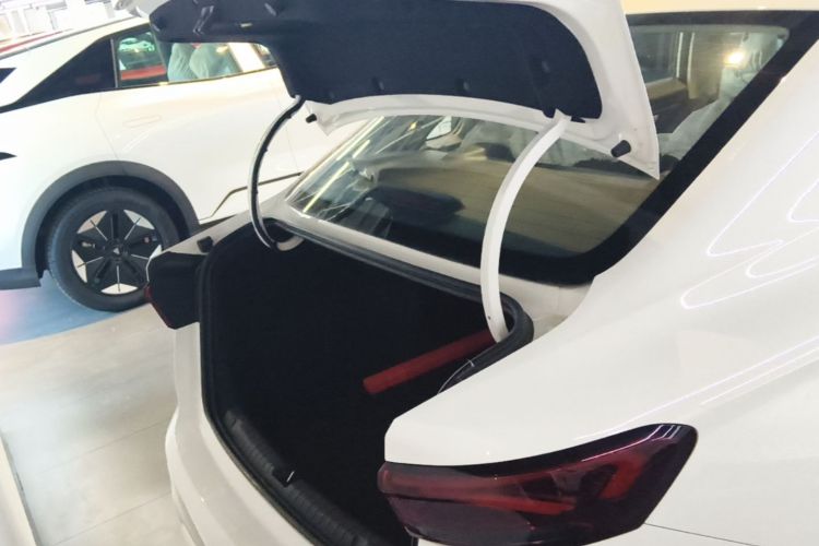 GEELY Emgrand 2026 car image #19